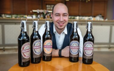 Kai Rodat vor 5 verschiedenen Flaschen Kühlungsborner für Bierverkostungen.