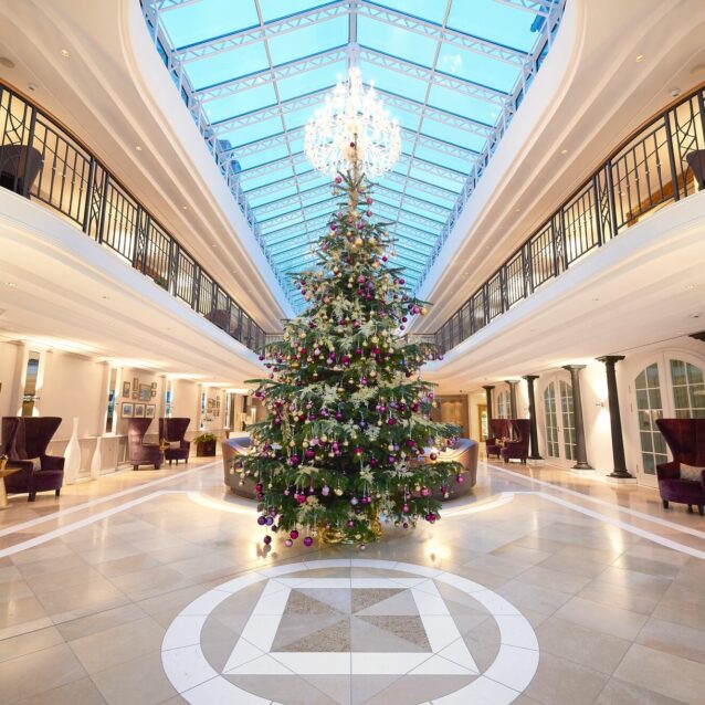 Ein geschmückter Weihnachtsbaum in der Lobby des Kurhaus Binz