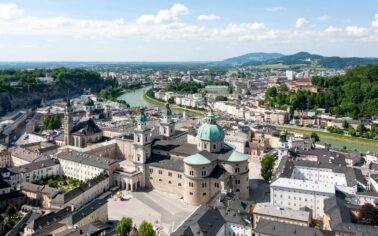 Salzburg im Sonnenschein von oben mit Blick auf die Salzlach
