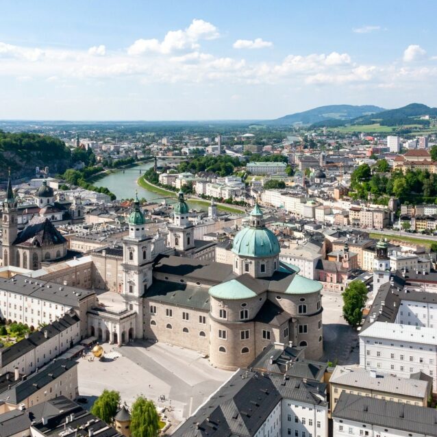 Salzburg im Sonnenschein von oben mit Blick auf die Salzlach