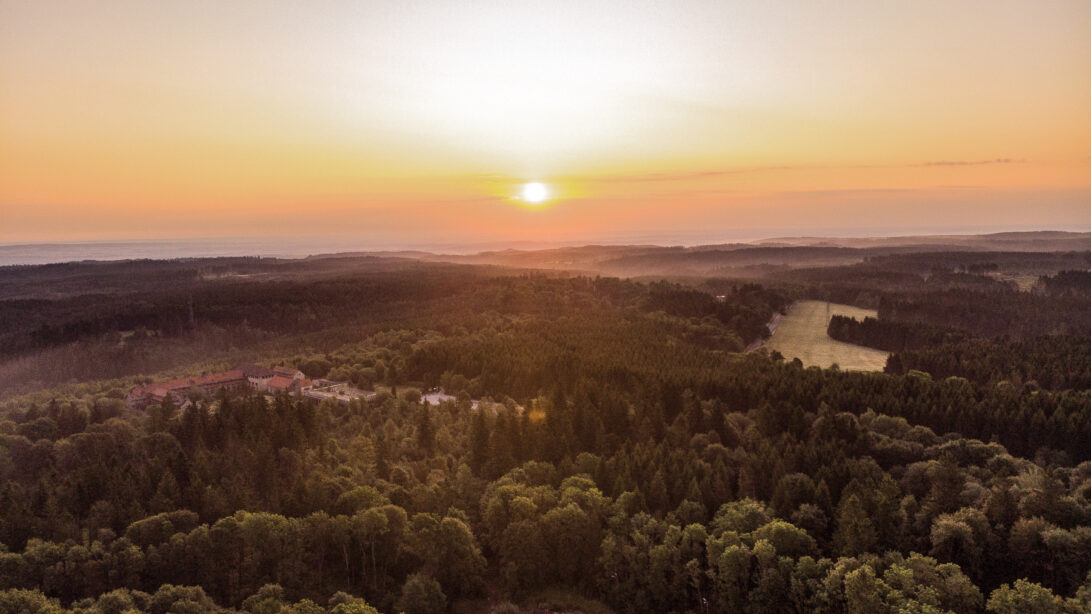 Luftbild eines Sonnenaufgang über dem Harz