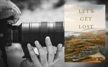 Buchcover "Lets get lost" von Finn Beales vor einer schwarz weißen Nahaufnahme einer gehaltenen Kamera